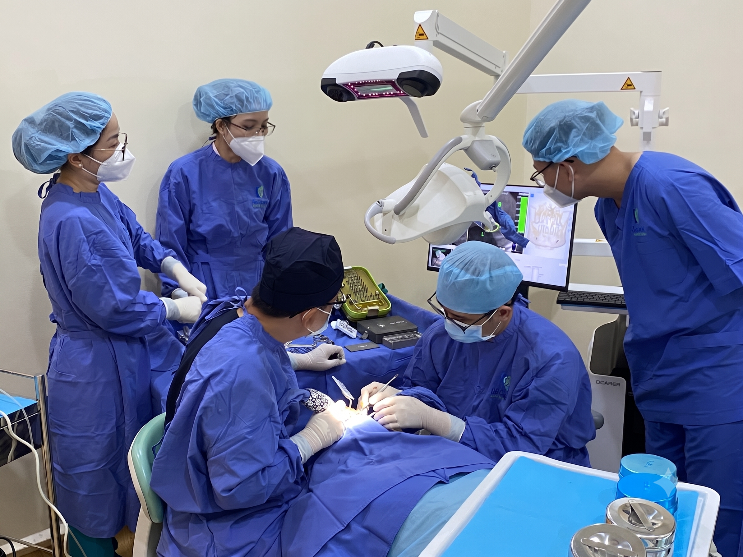 Ký cam kết và tiến hành đặt trụ Implant